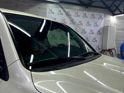 Демонтаж старой защитной пленки с лобового стекла и монтаж новой Toyota L CR 200
