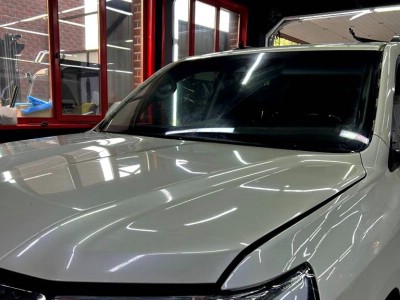 Демонтаж старой защитной пленки с лобового стекла и монтаж новой Toyota L CR 200