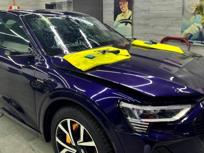 Демонтаж строй защитной пленки с лобового стекла и монтаж новой AUDI e-tron