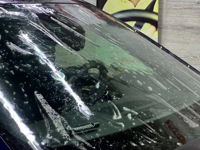 Демонтаж строй защитной пленки с лобового стекла и монтаж новой AUDI e-tron