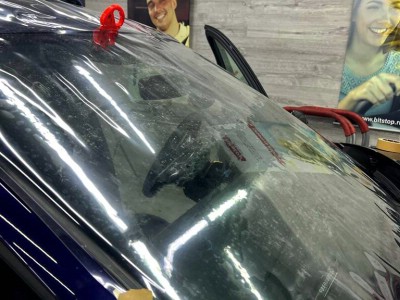 Демонтаж строй защитной пленки с лобового стекла и монтаж новой AUDI e-tron