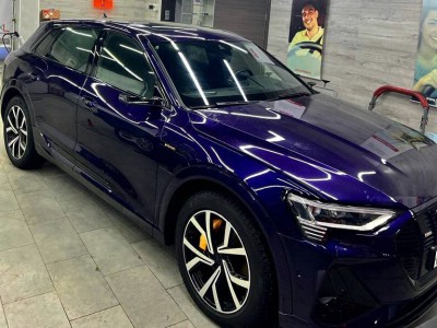 Демонтаж строй защитной пленки с лобового стекла и монтаж новой AUDI e-tron