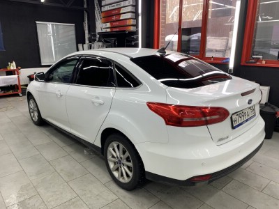 Тонирование задней полусферы остекления авто Ford Focus III