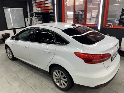 Тонирование задней полусферы остекления авто Ford Focus III