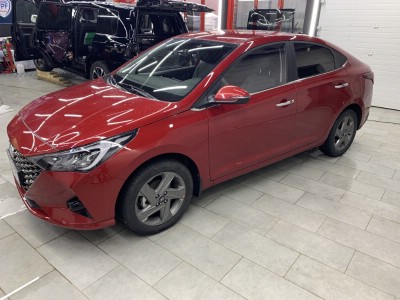 Тонирование задней полусферы остекления авто Hyundai Solaris 2017-