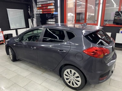 Тонирование задней полусферы остекления авто Kia Ceed