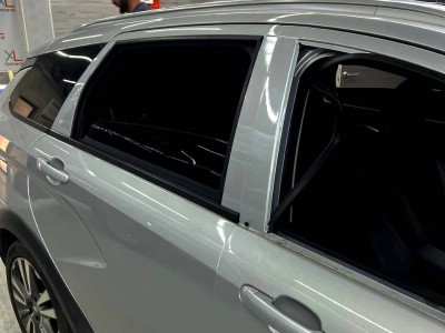 Оклейка стоек дверей в чёрный глянец Lada Vesta