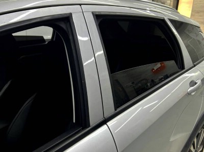 Оклейка стоек дверей в чёрный глянец Lada Vesta