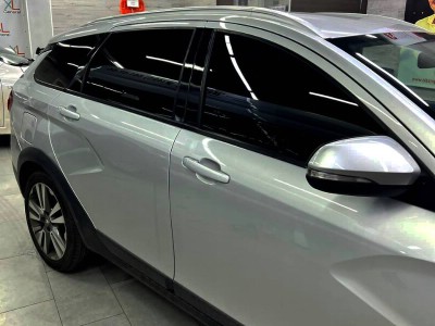 Оклейка стоек дверей в чёрный глянец Lada Vesta