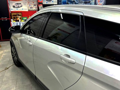 Оклейка стоек дверей в чёрный глянец Lada Vesta