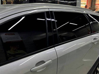 Оклейка стоек дверей в чёрный глянец Lada Vesta