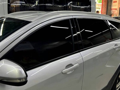 Оклейка стоек дверей в чёрный глянец Lada Vesta