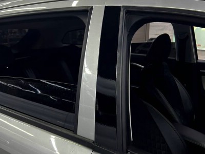 Оклейка стоек дверей в чёрный глянец Lada Vesta