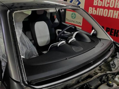 Переклейка лобового стекла с сохранением на автомобиле Smart Fortwo III