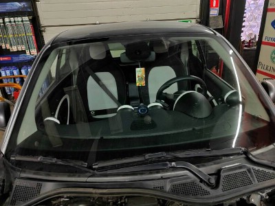 Переклейка лобового стекла с сохранением на автомобиле Smart Fortwo III