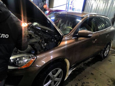 Переклейка лобового стекла с сохранением на автомобиле Volvo XC60 2008-2017