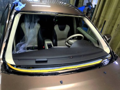 Переклейка лобового стекла с сохранением на автомобиле Volvo XC60 2008-2017