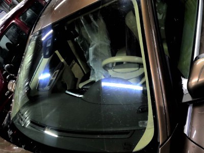 Переклейка лобового стекла с сохранением на автомобиле Volvo XC60 2008-2017