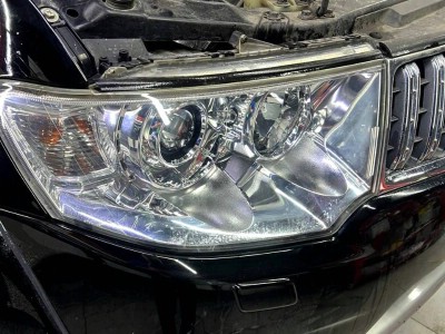 Полировка и бронирование фар на автомобиле MITSUBISHI PAJERO