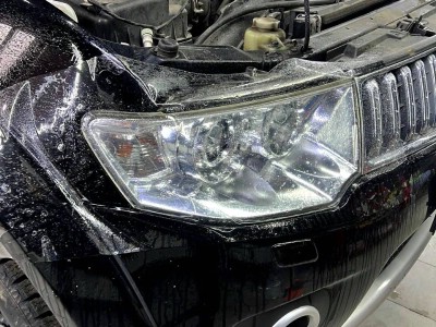 Полировка и бронирование фар на автомобиле MITSUBISHI PAJERO