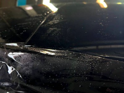 Ремонт скола панорамной крыши и защита темным полиуретаном Tesla Model Y