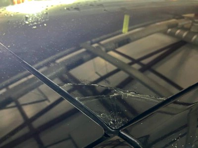 Ремонт скола панорамной крыши и защита темным полиуретаном Tesla Model Y