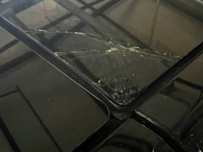 Ремонт скола панорамной крыши и защита темным полиуретаном Tesla Model Y