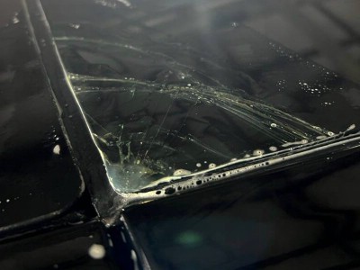 Ремонт скола панорамной крыши и защита темным полиуретаном Tesla Model Y