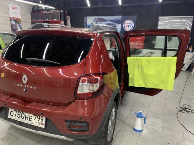Полировка фар головного освещения и их покрытие бронепленкой Renault Sandero 5D HB