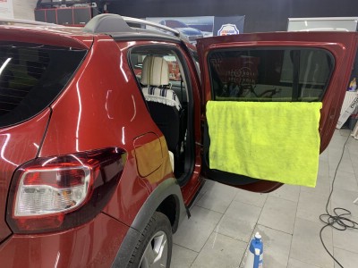 Полировка фар головного освещения и их покрытие бронепленкой Renault Sandero 5D HB