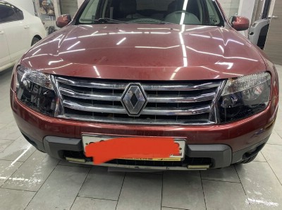 Полировка фар головного освещения и их покрытие бронепленкой Renault Sandero 5D HB