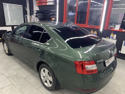 Тонирование задней полусферы остекления авто Skoda Octavia А7