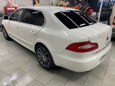 Skoda Superb 5D HB 2008- Тонирование задней полусферы