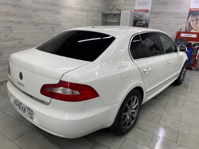 Skoda Superb 5D HB 2008- Тонирование задней полусферы