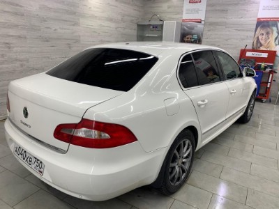 Skoda Superb 5D HB 2008- Тонирование задней полусферы