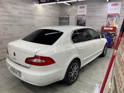 Skoda Superb 5D HB 2008- Тонирование задней полусферы