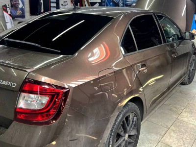 Тонирование 05% + тонирование передних стекол атермальной пленкой + защита оптики Skoda Rapid