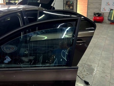 Тонирование 05% + тонирование передних стекол атермальной пленкой + защита оптики Skoda Rapid