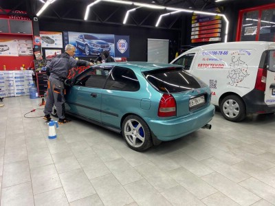 Honda Civic VI тонирование лобового стекла атермальной пленкой