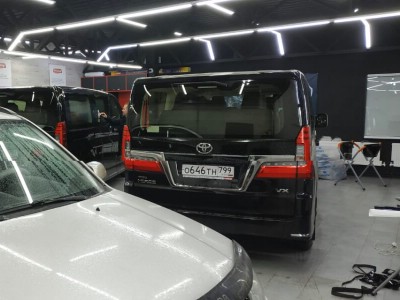 Тонирование минивена Toyota HI-ACE