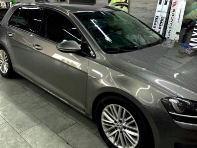 Тонирование передней полусферы в цвет заводских задних стекол Volkswagen Golf VII