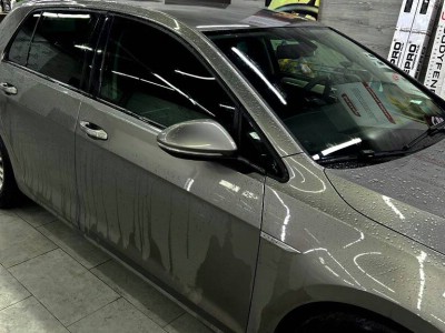 Тонирование передней полусферы в цвет заводских задних стекол Volkswagen Golf VII