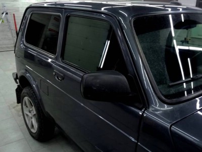 Тонирование передних стекол пленкой SUNCONTROL 50% на автомобиле ВАЗ НИВА