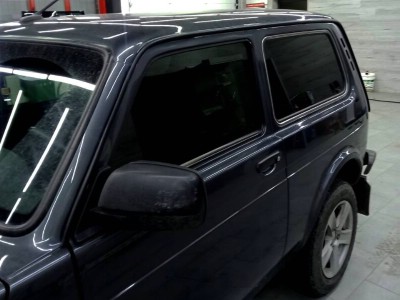 Тонирование передних стекол пленкой SUNCONTROL 50% на автомобиле ВАЗ НИВА