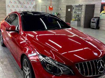 tonirovanie-zadnej-optiki--i-lobovogo-stekla-mercedes-e-class