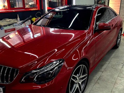 tonirovanie-zadnej-optiki--i-lobovogo-stekla-mercedes-e-class