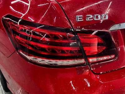 tonirovanie-zadnej-optiki--i-lobovogo-stekla-mercedes-e-class