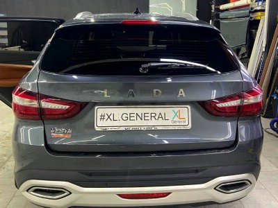 Тонирование задней полусферы и бронь фар на автомобиле Lada Vesta
