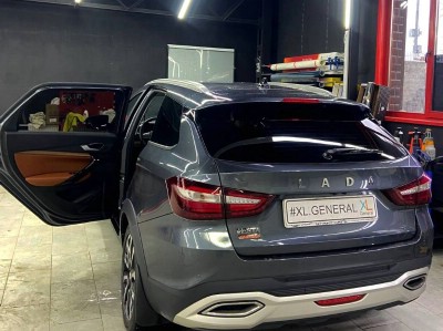 Тонирование задней полусферы и бронь фар на автомобиле Lada Vesta
