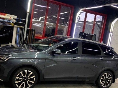 Тонирование задней полусферы и бронь фар на автомобиле Lada Vesta